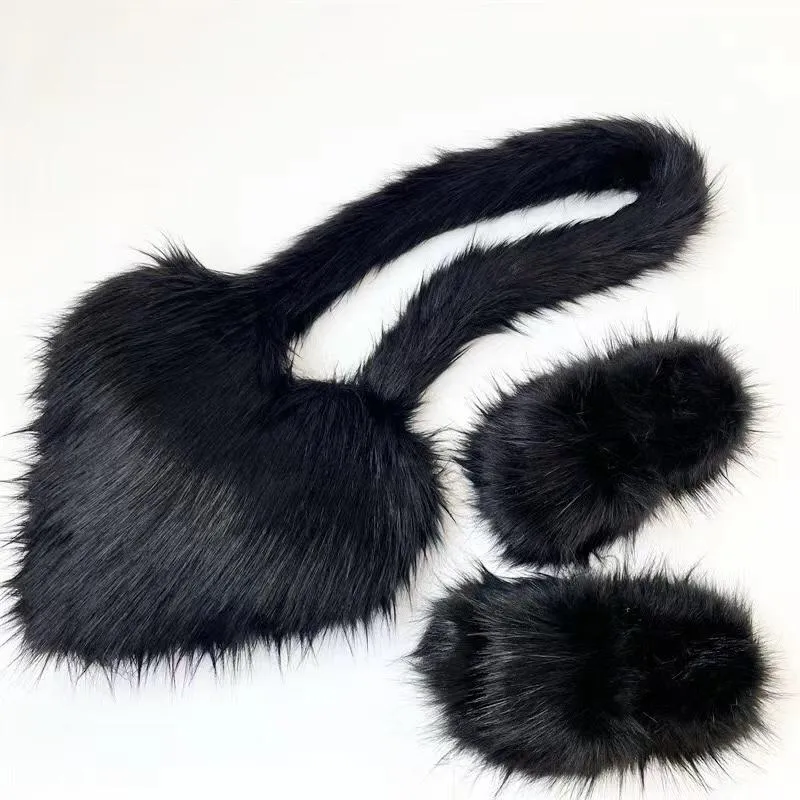 827 - BLACK FURRY HEART BAG