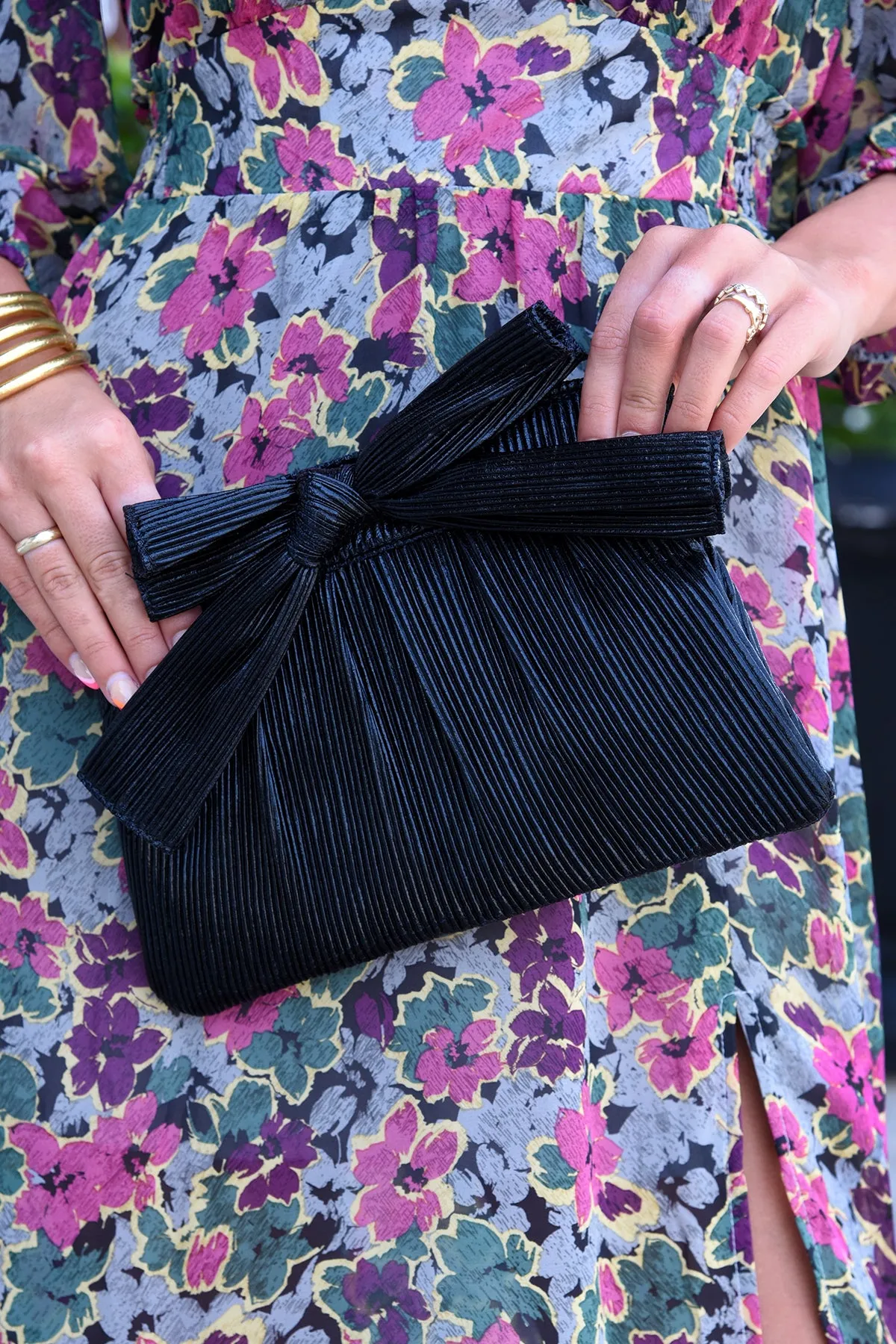 TIED WITH A BOW CLUTCH -BLACK